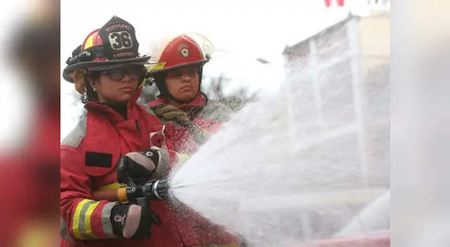 Saludan a las mujeres bombero en el Día Internacional de la Mujer