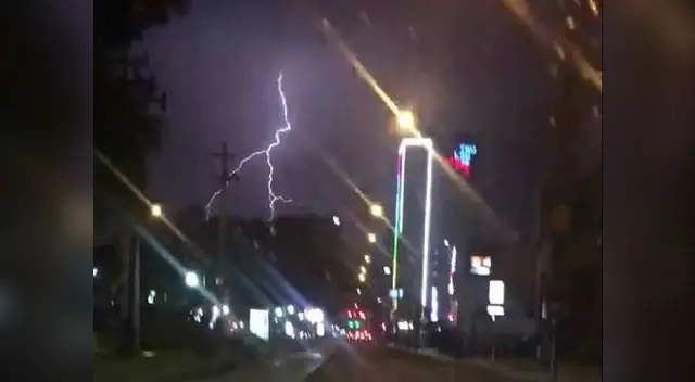 Un video registró el preciso momento de la caída de un relámpago, trueno y lluvia en Lima