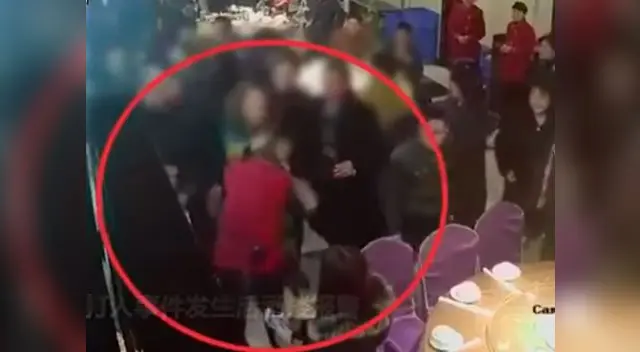 Comensales agreden a una mesera por el mal servicio que ofrecía el restaurante Comensales agreden a una mesera por el mal servicio que ofrecía el restaurante