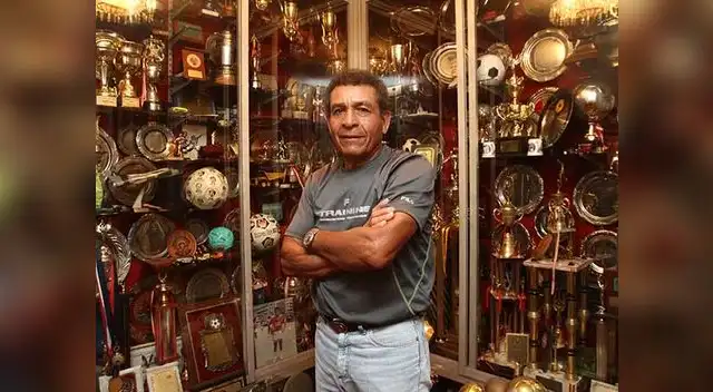 Héctor Chumpitaz defiende el honor de la selección de Perú.