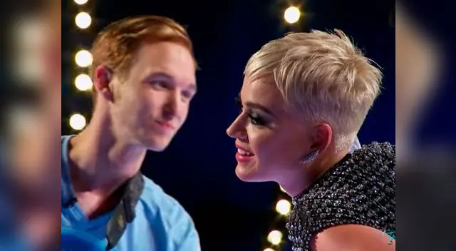 Katy Perry desata polémica por robarle un beso a un joven que nunca tuvo pareja