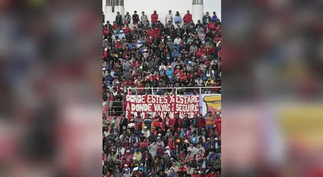La fiel hinchada del Cienciano apoyando a pesar de las inclemencias del clima. FOTO: Melissa Valdivia