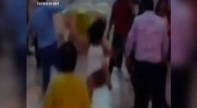 Mujer sufre una patada voladora en el estómago durante fiesta de abogados