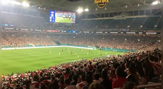 La hinchada peruana tomó el Hard Rock Stadium