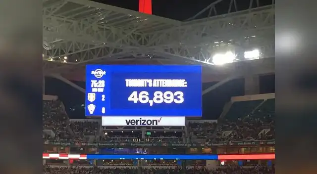 La hinchada peruana tomó el Hard Rock Stadium