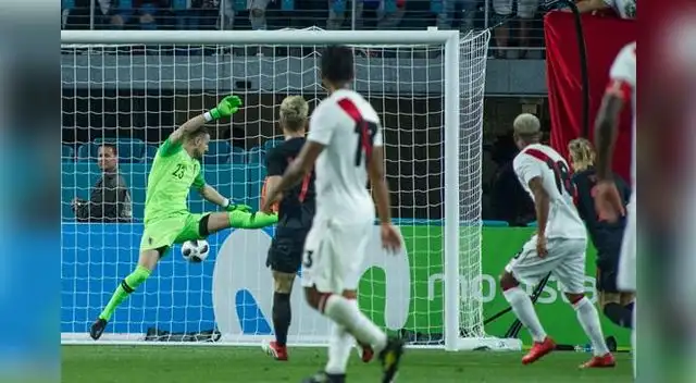 André Carrillo ya remató y el disparose desvía. Gol peruano. FOTO: EFE