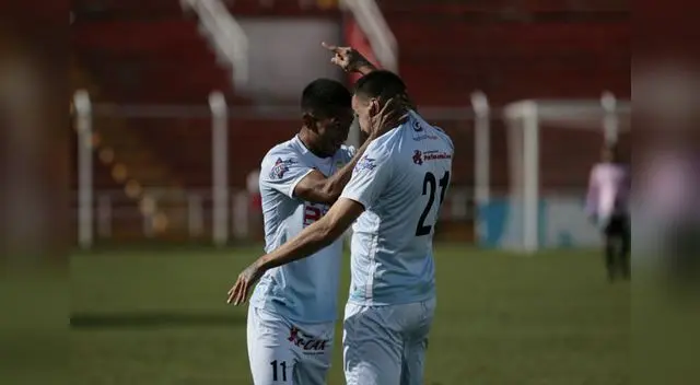 Vidales felicita a Franco por el gol marcado. FOTO: Melissa Valdivia