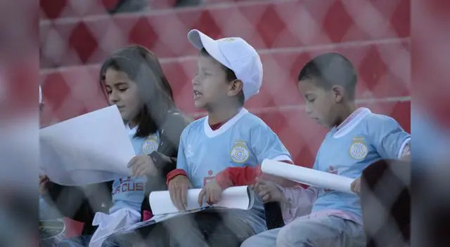 Los niños entusiasta alentaron al Real y al final felices con la victoria. FOTO: Melissa Valdivia