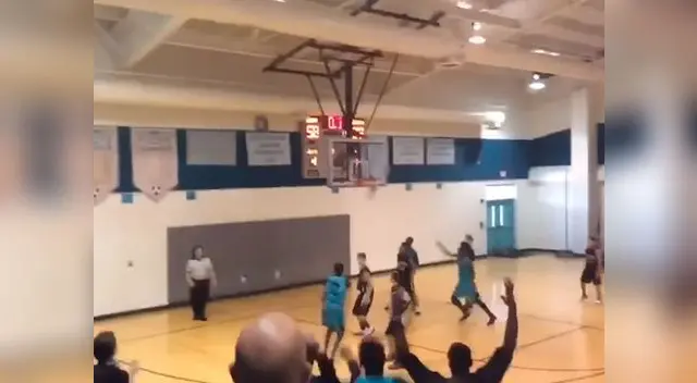 La gran habilidad de un joven sin brazos para jugar básquet