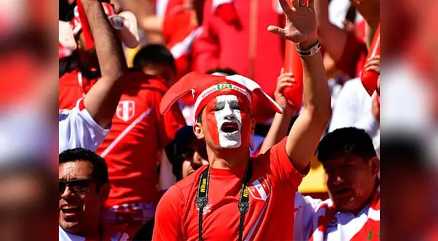 Hinchada blanquirroja recibió como celebridades a los jugadores de la selección peruana Hinchada blanquirroja recibió como celebridades a los jugadores de la selección peruana