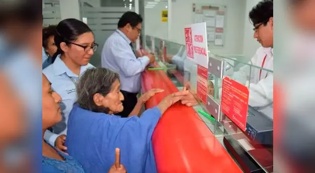 Doña Enriqueta cobra por primera vez en el Banco de La Nación
