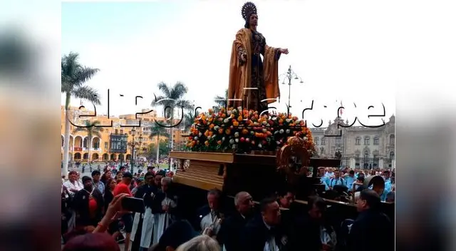 Feligreses en la Plaza Mayor de Lima a punto de misa en la Catedral