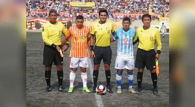 La terna con los capitanes de Atlético Grau y Alianza Atlético. FOTO: Roberto Saavedra La terna con los capitanes de Atlético Grau y Alianza Atlético. FOTO: Roberto Saavedra