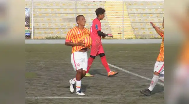 Josimar Zegarra convierte de penal. FOTO: Roberto Saavedra Josimar Zegarra convierte de penal. FOTO: Roberto Saavedra