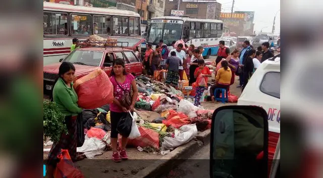 Cerros de basura en la avenida Túpac Amaru