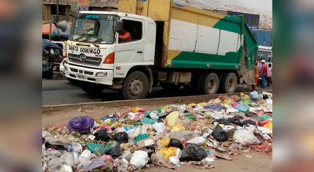 Camiones recolectores recogen desperdicios pero se vuelven a a acumular