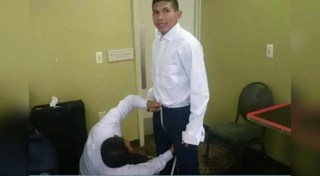 Edison Flores probándose el sastre