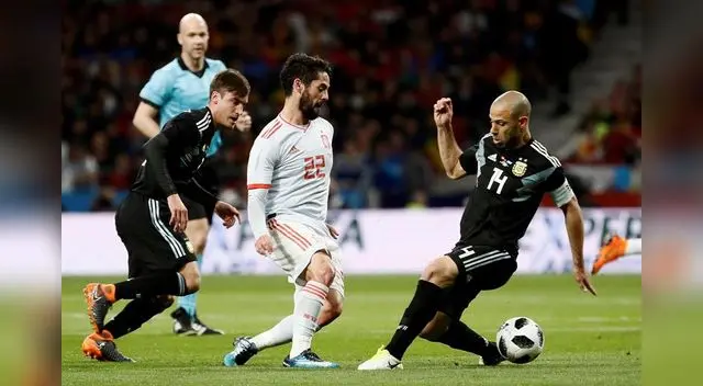 Mascherano es pasado con facilidad por Isco