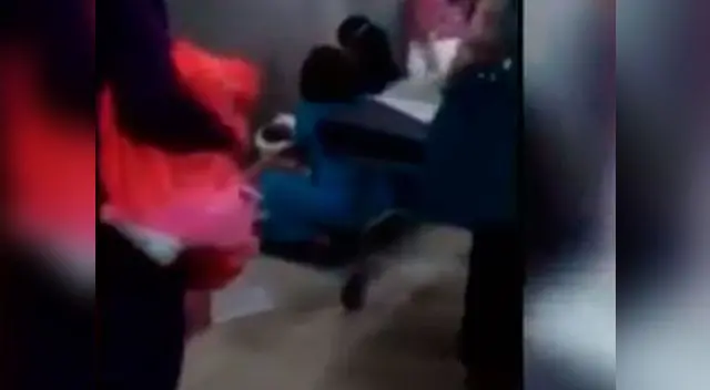 Mujer alumbró en el piso