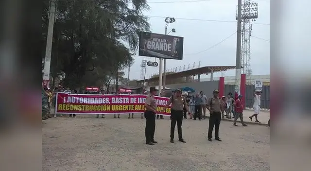 La policia controla a la gente que reclama. FOTO: Roberto Saavedra La policia controla a la gente que reclama. FOTO: Roberto Saavedra