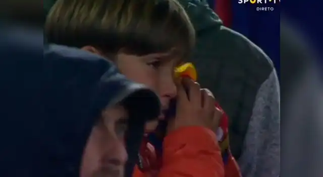 niño llora desconsoladamente por eliminación del Barcelona en la Champions League