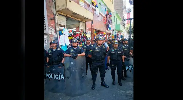 La PNP acordonó el perímetro de las galerías intervenidas