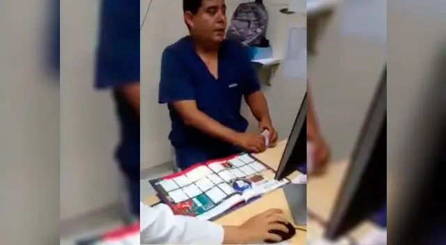  Médicos intercambian figuritas de álbum Panini en emergencia 