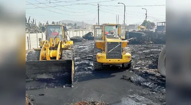 Retiran llantas quemadas tras incendio en almacén en Comas Retiran llantas quemadas tras incendio en almacén en Comas
