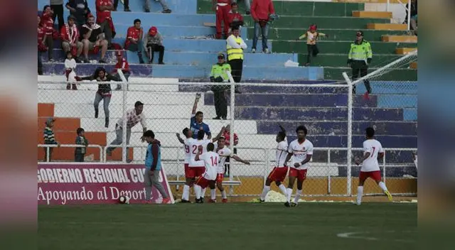 Los jugadores del Grau felicitacion al portero Ulloa tras el gol del empate FOTO: Melissa Valdivia