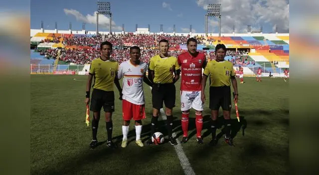 Los capitanaes del Cienciano y Atlético Grau. FOTO: Melissa Valdivia