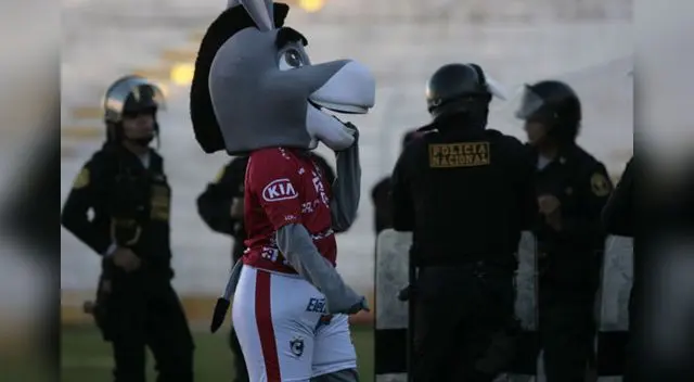 La mascota del Cienciano flaqueado por la policia. FOTO: Melissa Valdivia