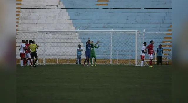 Duelo de porteros Villasanti y Ulloa. FOTO: Melissa Valdivia