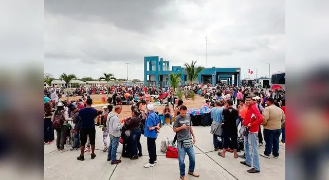 Venezolanos hacen largas colas con el objetivo de ingresar a nuestro país a través de la frontera con Ecuador.