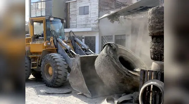 Se utilizaron maquinaria pesada para retirar las llantas Se utilizaron maquinaria pesada para retirar las llantas