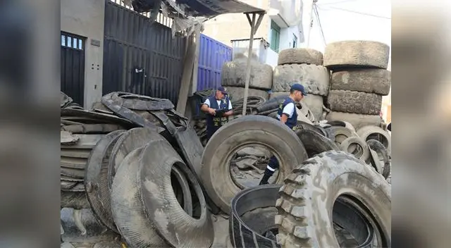 Enormes llantas habían invadido la vía pública de Oquendo Enormes llantas habían invadido la vía pública de Oquendo