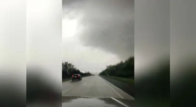 Pareja se despide antes de ir ingresar a un tornado con su auto