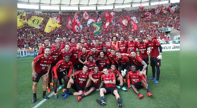 Paolo posa junto a sus compañeros en el Maracaná