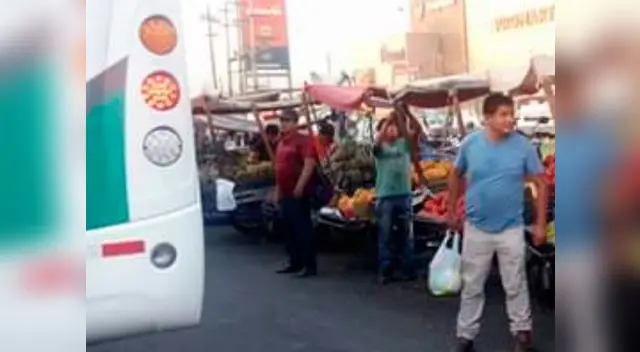 Carretillas ponen en riesgo a transeúntes en paraderos Carretillas ponen en riesgo a transeúntes en paraderos