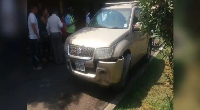 Así quedó el auto donde viajaba la víctima tras el intento de asalto Así quedó el auto donde viajaba la víctima tras el intento de asalto