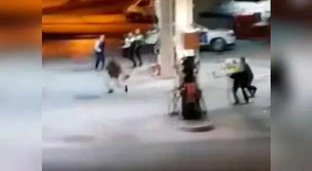 Hombre se enfrenta con motosierra y un machete a 9 policías 