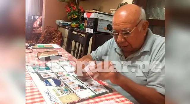 Abuelito intercambia figuritas con nietos y bisnietos para su álbum Panini