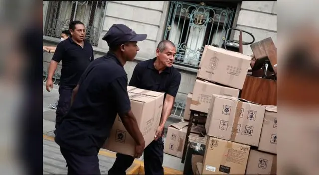 Documentos y notificaciones revueltos en cajas en la calle en Palacio de Justicia