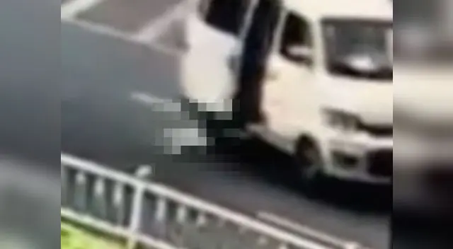  bebé sale volando de auto y padres no lo rescatan 