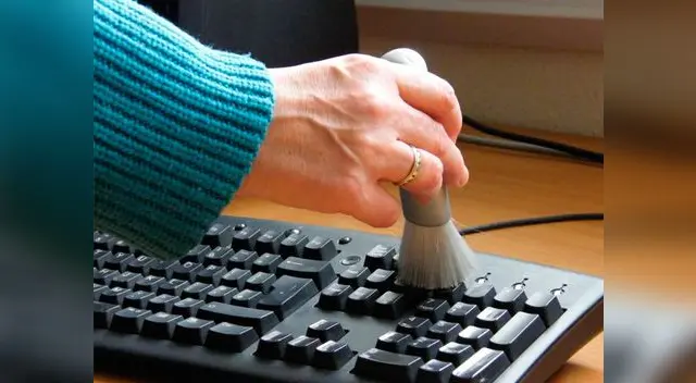 Pasamos muchísimas horas toqueteando los teclados, eso sin contar las partículas de polvo del ambiente que se depositan sobre ello