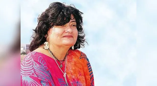 La poeta Rosina Valcárcel, en el lente de su hermano Gustavo Valcárcel Carnero, es autora también de Versos para colgar en la pared (2016) La poeta Rosina Valcárcel, en el lente de su hermano Gustavo Valcárcel Carnero, es autora también de Versos para colgar en la pared (2016)