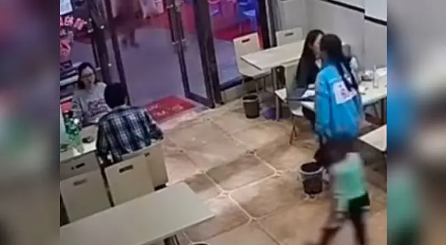 Video de mujer embarazada que hace tropezar a niño Video de mujer embarazada que hace tropezar a niño