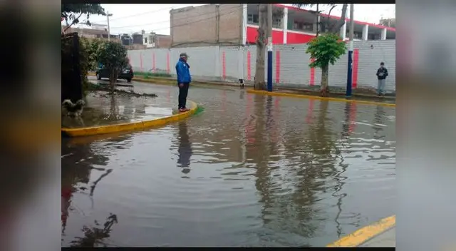Aniego por rotura de tubería en Surco Aniego por rotura de tubería en Surco