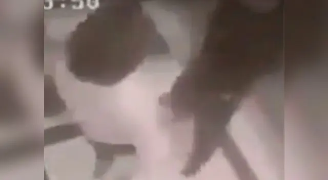 Mujer atacó a su acosador dentro de ascensor en Gran Bretaña