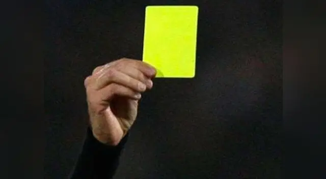 Sacan tarjeta amarilla a árbitro Sacan tarjeta amarilla a árbitro
