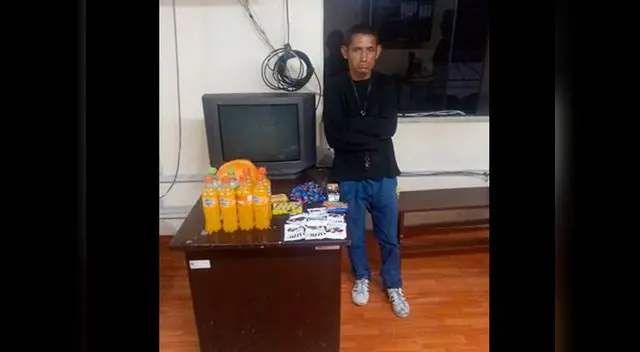 Sujeto palanqueó la puerta del quiosco para robar los dulces Sujeto palanqueó la puerta del quiosco para robar los dulces